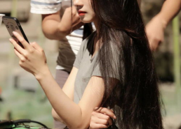 诺米走红不忘家乡小涵娱乐吃瓜,小涵娱乐吃瓜见证友谊